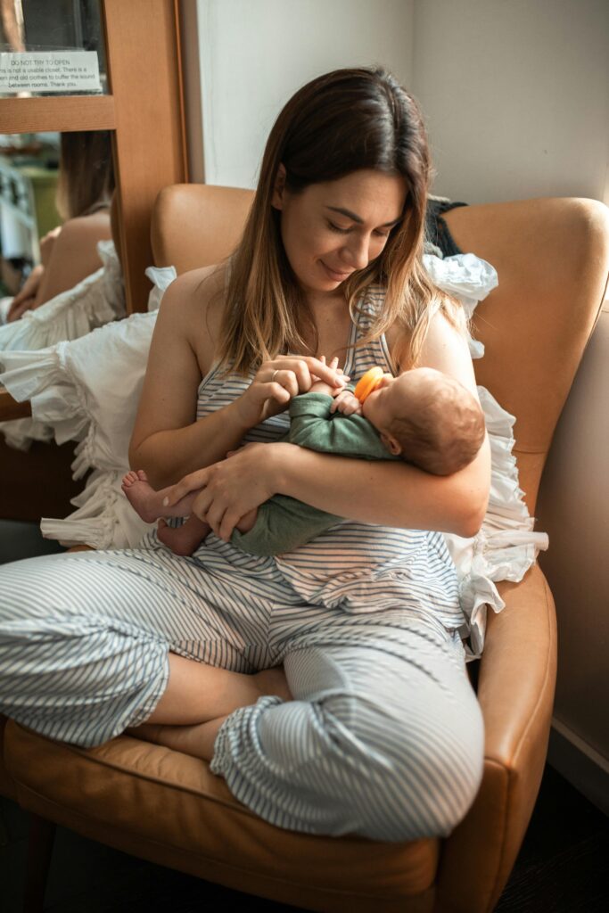If you’re preparing your postpartum kit or building out your postpartum outfits summer wardrobe, think breathable, soft, and easy access for breastfeeding. Your postpartum belly is healing—don’t squeeze into anything tight yet.