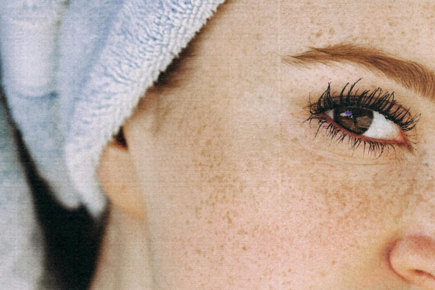 it’s time to achieve that gorgeous, dewy glow we all crave! I’ve been testing lots of natural skin care products lately (my bathroom cabinet is literally overflowing), and I’m excited to share the absolute game-changers that have transformed my skincare routine.