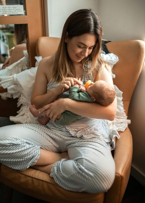 If you’re preparing your postpartum kit or building out your postpartum outfits summer wardrobe, think breathable, soft, and easy access for breastfeeding. Your postpartum belly is healing—don’t squeeze into anything tight yet.